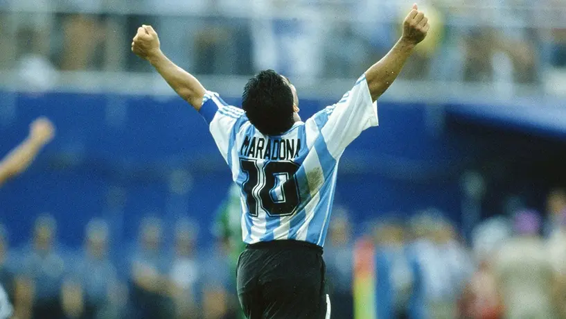 Maradona: El día que el astro argentino 'cambió' el futbol por el boxeo