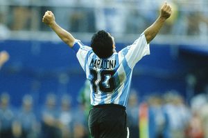 Maradona: El día que el astro argentino 'cambió' el futbol por el boxeo