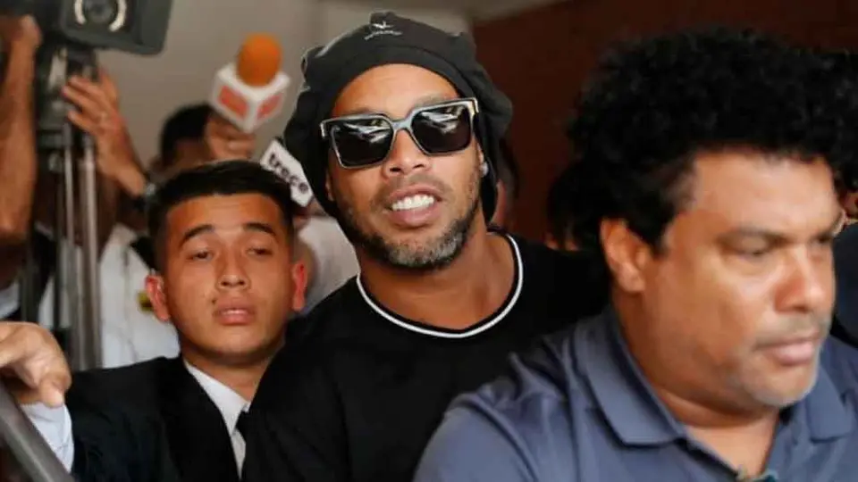 Ronaldinho: Dinho y su hermano, señalados de hacer 'fiestas' durante arresto domiciliario