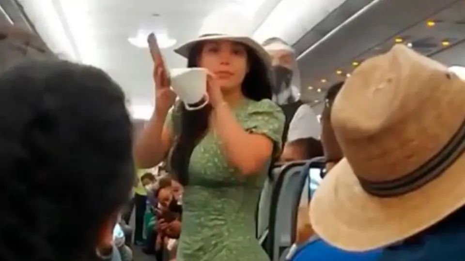 Lady Covid: Bajan a mujer de avión por no respetar medidas sanitarias