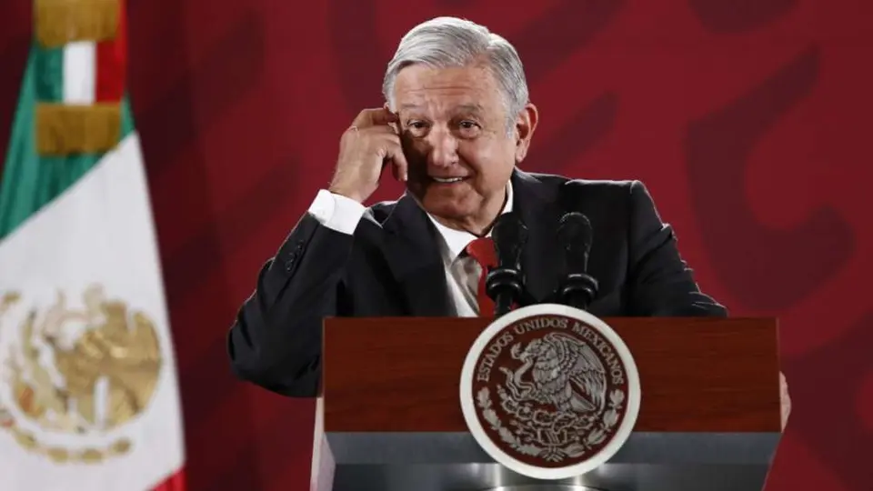 AMLO defendió muralla en Palacio Nacional: 'Es mejor una valla que granaderos'