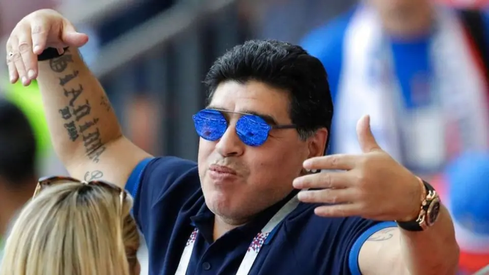 VIDEO: Maradona volvió a patear el balón para fortalecer su rodilla