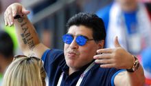 VIDEO: Maradona volvió a patear el balón para fortalecer su rodilla