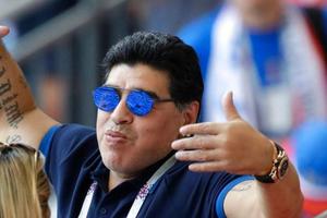 VIDEO: Maradona volvió a patear el balón para fortalecer su rodilla