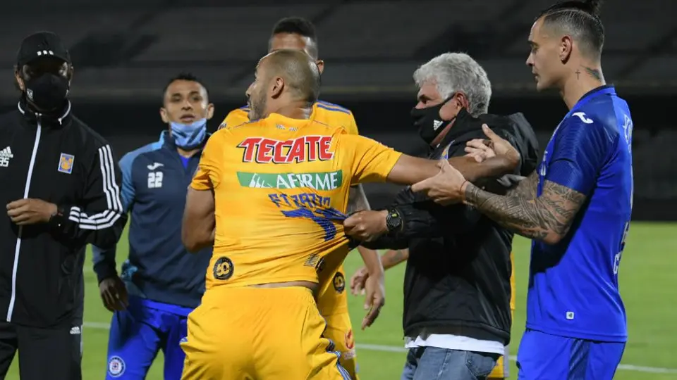 VIDEO: Guido Pizarro insultó a Siboldi y el Tuca lo fue a regañar