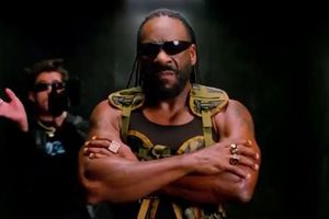 Bad Bunny y Booker T, exluchador de WWE, protagonizaron video musical