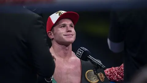 Canelo Álvarez fue captado en las calles de Guadalajara paseando en Lamborghini