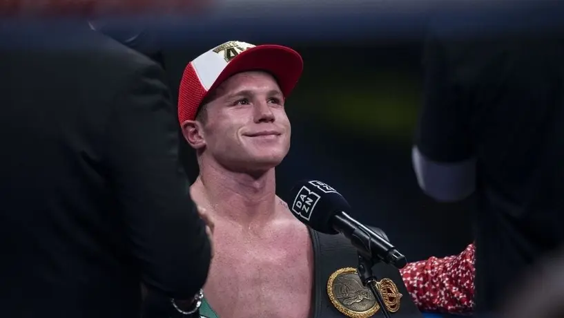 Canelo Álvarez fue captado en las calles de Guadalajara paseando en Lamborghini