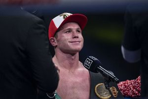 Canelo Álvarez fue captado en las calles de Guadalajara paseando en Lamborghini