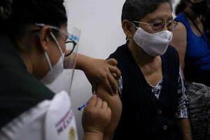 CDMX: IMSS retiró a enfermera que fingió vacunar a adulto mayor en la GAM