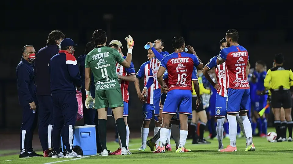 Chivas: Ante cinco posibles bajas por coronavirus, ¿cómo jugaría el Rebaño vs León?
