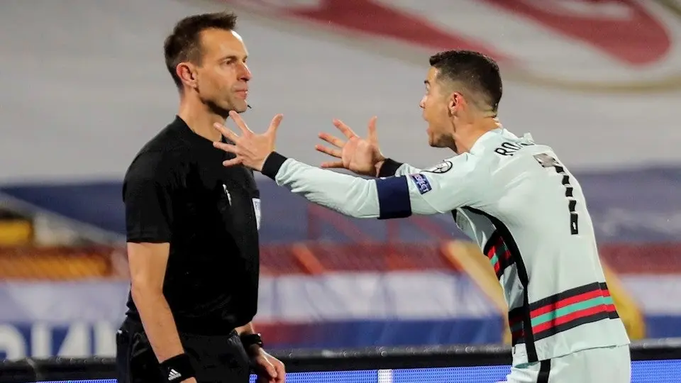 Video: Cristiano Ronaldo 'explotó' vs árbitro por anular gol contra Serbia
