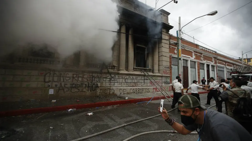 Guatemala: Manifestantes incendiaron Congreso del país centroamericano durante protesta
