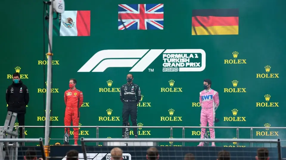 Checo Pérez: Colocan por error bandera de Alemania sobre el mexicano en podio del GP turco