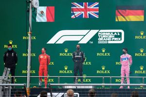 Checo Pérez: Colocan por error bandera de Alemania sobre el mexicano en podio del GP turco