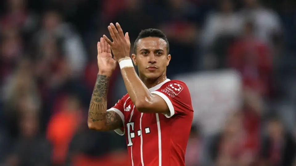Bayern Munich: Thiago Alcántara sorprendió a aficionadas que luchan contra el Covid-19