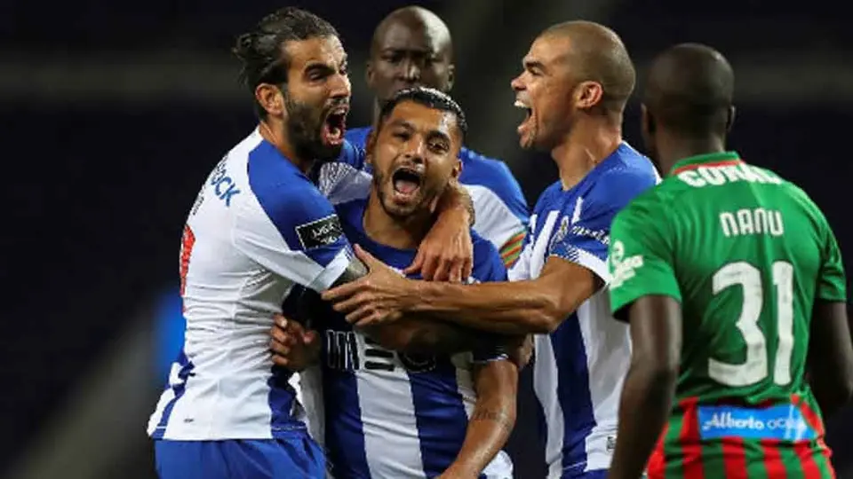 Tecatito Corona: Director Deportivo del Benfica ve al mexicano en una mejor liga