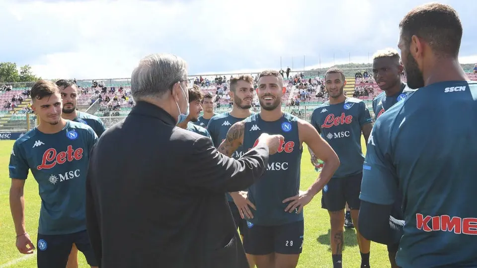 Chucky Lozano: Cardenal acudió a entrenamiento de Napoli para bendecir al club