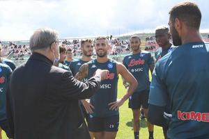 Chucky Lozano: Cardenal acudió a entrenamiento de Napoli para bendecir al club