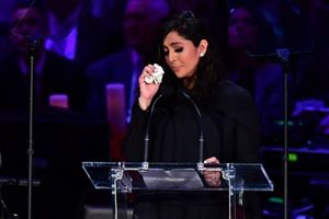 Vanessa Bryant compartió video de su hija cargando una foto de Kobe Bryant