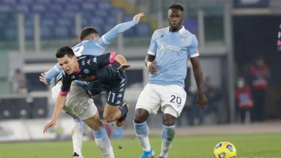 Hirving Lozano: Sufrió un fuerte traumatismo en la pierna izquierda