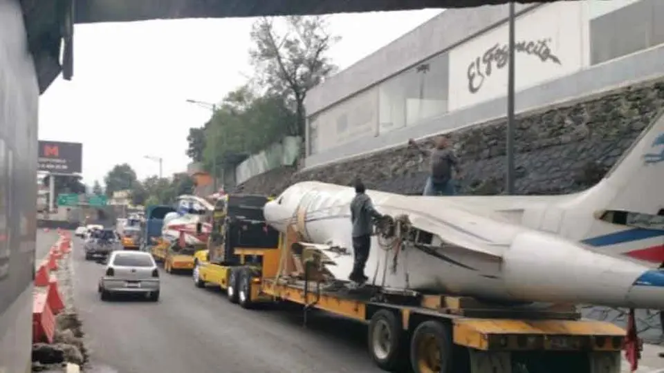 Video: Avión quedó atorado en bajopuente del Viaducto Tlalpan