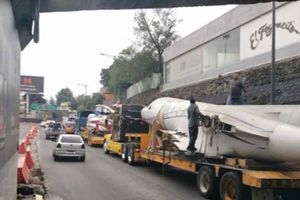 Video: Avión quedó atorado en bajopuente del Viaducto Tlalpan
