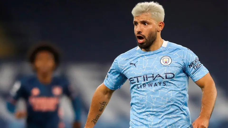 Sergio Agüero, criticado por tomar del cuello a jueza de línea en victoria del City sobre Arsenal