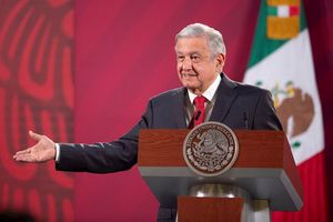 AMLO felicitó a Checo Pérez: 'Su triunfo enaltece a México'