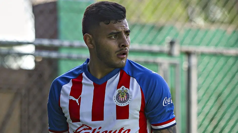 Alexis Vega presumió fiesta con Antuna a ritmo de banda y con shots de vodka