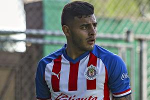 Alexis Vega presumió fiesta con Antuna a ritmo de banda y con shots de vodka