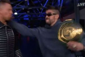 Video: Bad Bunny golpeó y encaró a The Miz en Elimination Chamber