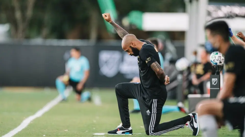 Thierry Henry: Se arrodilló durante 8 minutos en memoria de George Floyd