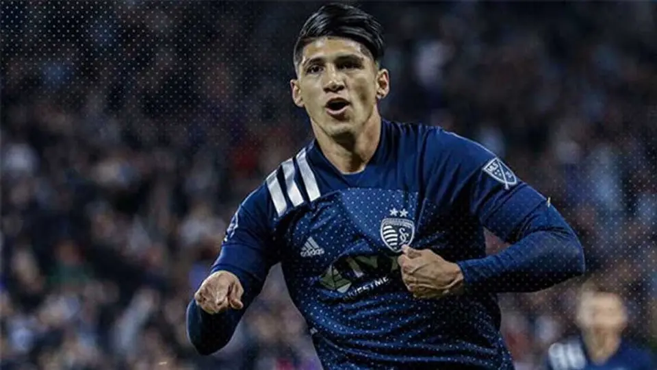 Alan Pulido se divierte en el 'mini golf' previo juego del Sporting vs Philadelphia Union