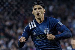 Alan Pulido se divierte en el 'mini golf' previo juego del Sporting vs Philadelphia Union