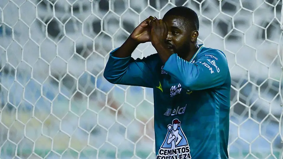 León vs Chivas: Joel Campbell llegó hasta las lágrimas en entrevista al final del partido
