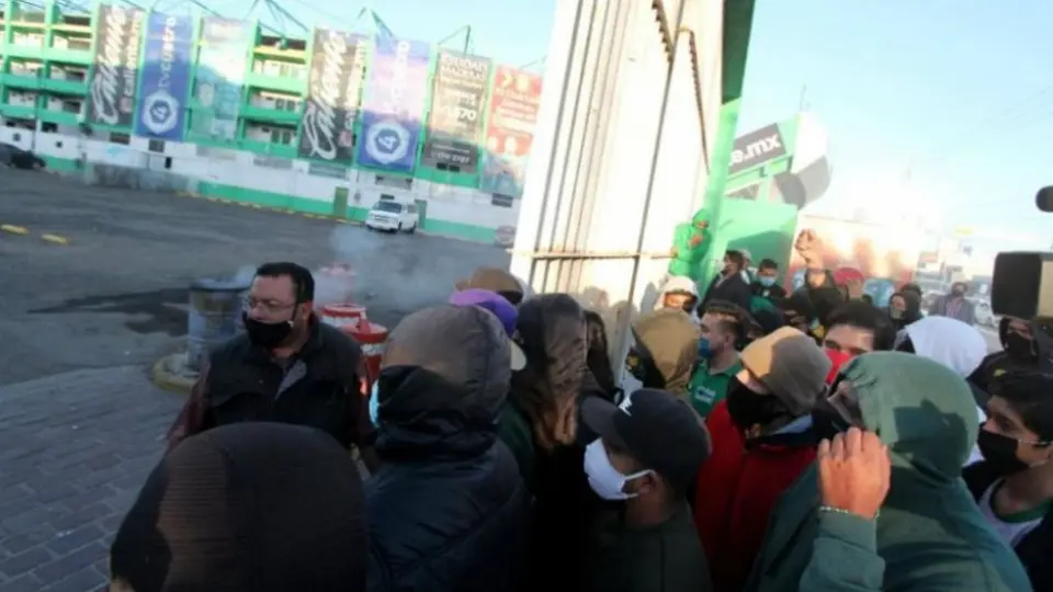 León: Centenar de aficionados ingresaron al Estadio León y causaron destrozos