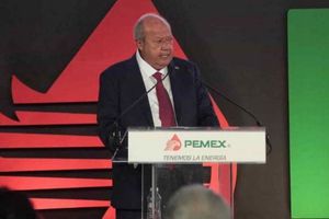 AMLO: Informó que Romero Deschamps dejó de ser trabajador activo de Pemex