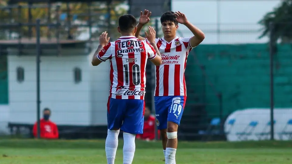 Chivas: Chofis López anotó un golazo de media cancha con la Sub 20