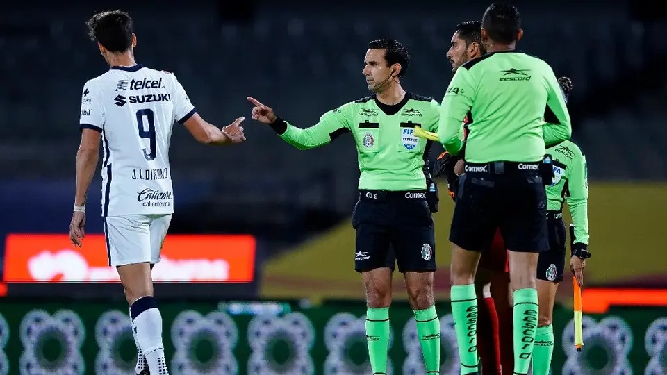 Pumas: César Arturo Ramos, con decisiones polémicas ante los auriazules