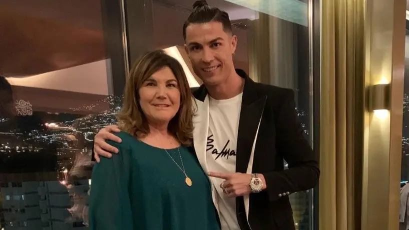 Mamá de Cristiano Ronaldo:'Me salvó la vida, me operaron en 5 minutos por una llamada de mi hijo'