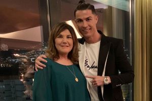 Mamá de Cristiano Ronaldo:'Me salvó la vida, me operaron en 5 minutos por una llamada de mi hijo'