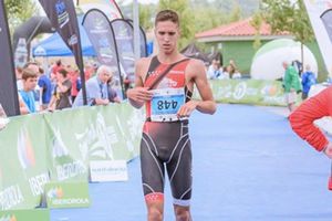 Triatleta dejó que rival ganara tercer lugar porque se confundió de ruta