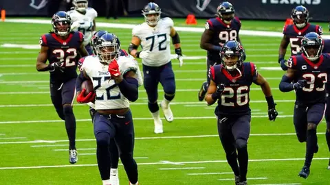 Derrick Henry regaló cadenas de oro a línea ofensiva que lo impulsó a rebasar marca de 2 mil yardas terrestres