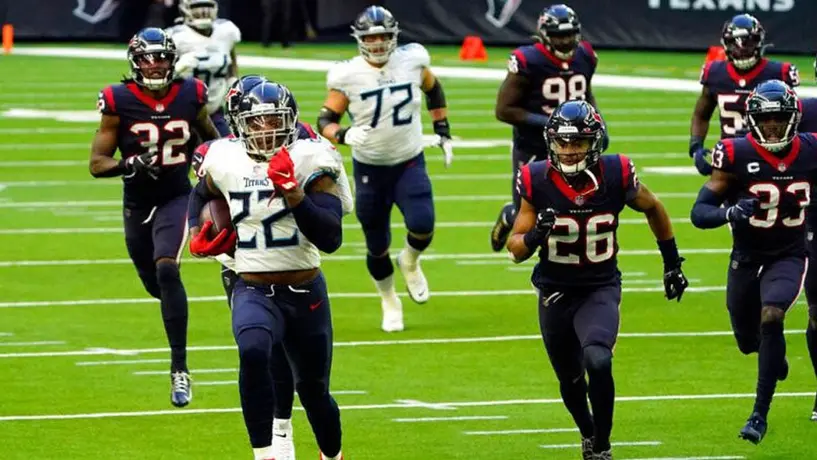 Derrick Henry regaló cadenas de oro a línea ofensiva que lo impulsó a rebasar marca de 2 mil yardas terrestres