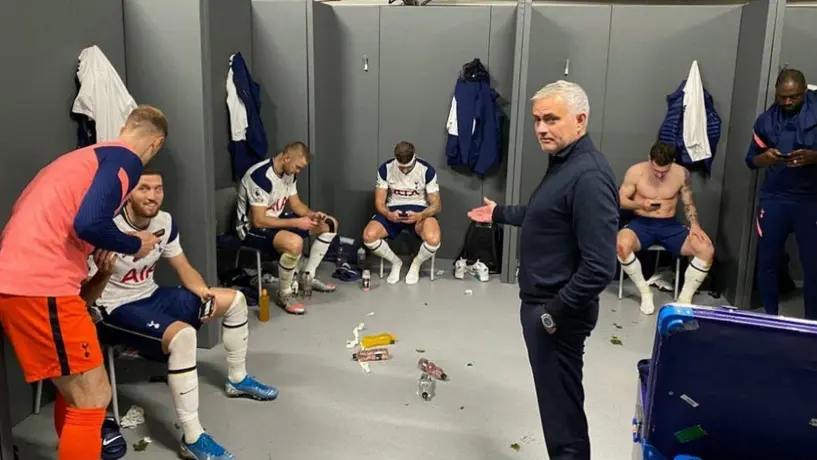 Mourinho mostró a jugadores de Tottenham 'concentrados' en celulares en el vestidor