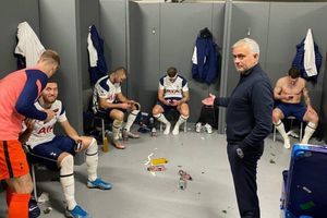 Mourinho mostró a jugadores de Tottenham 'concentrados' en celulares en el vestidor