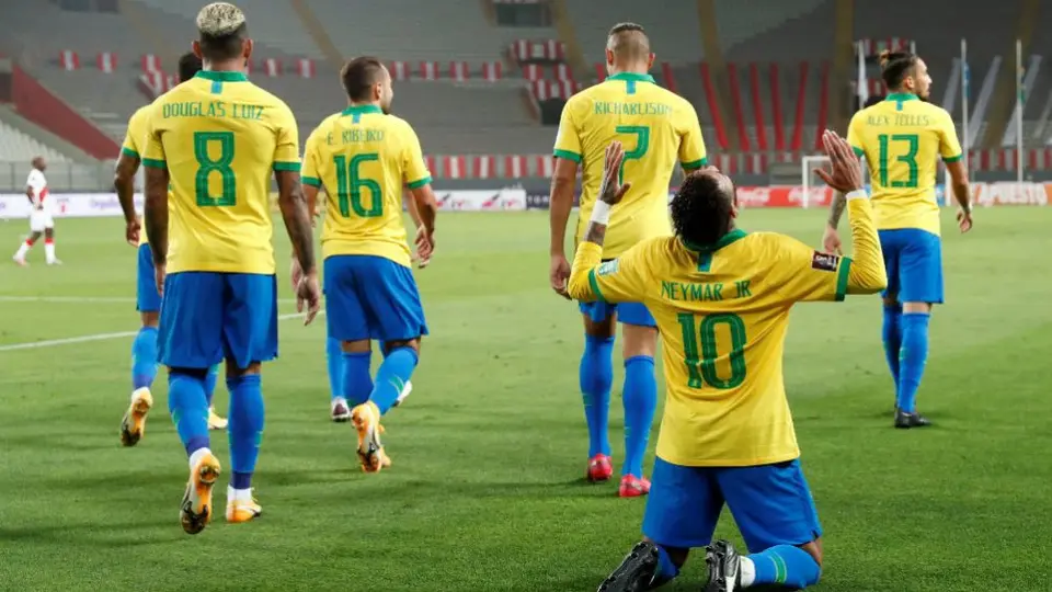 Brasil: Venció a Perú con triplete de Neymar y polémica arbitral