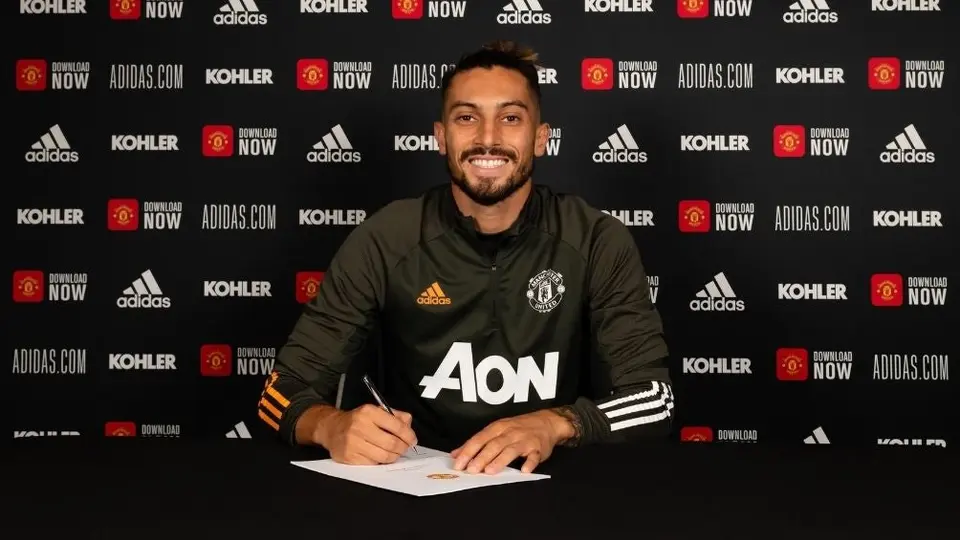 Manchester United anunció el fichaje del defensa Alex Telles