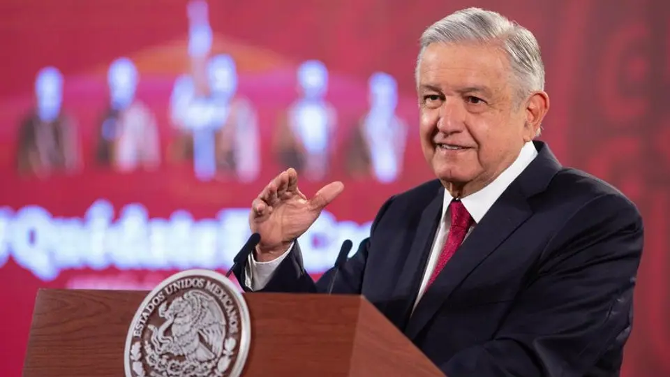AMLO se conmovió por la muerte de Manzanero: 'No quiero seguir con la rueda de prensa'